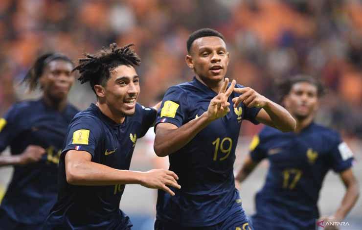 Pesepak bola Timnas Prancis Joan Tincres (19) melakukan selebrasi bersama rekannya usai memjebol gawang Amerika Serikat dalam laga penyisihan Grup E Piala Dunia U-17 di Jakarta International Stadium, Jakarta, Sabtu (18/11/2023). ANTARA FOTO/Akbar Nugroho Gumay/nz )