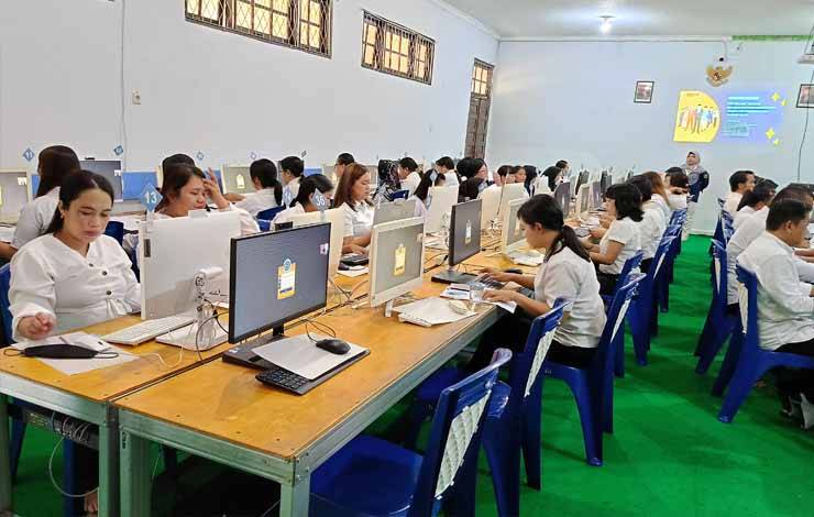 Para peserta seleksi calon PPPK sesaat sebelum memulai seleksi dengan metode CAT di Ruang Laboratorium SMA Negeri 1 Tamiang Layang Kabupaten Barito Timur. (FOTO: BOLE MALO)
