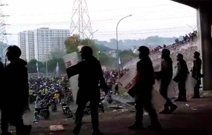 Tangkapan layar sejumlah aparat berjaga di luar stadion usai pertandingan Gresik United melawan Deltras FC di Stadion Gelora Joko Samudro (Gejos) Gresik, Minggu (19/11/2023) sore. ANTARA/Naufal Ammar Imaduddin