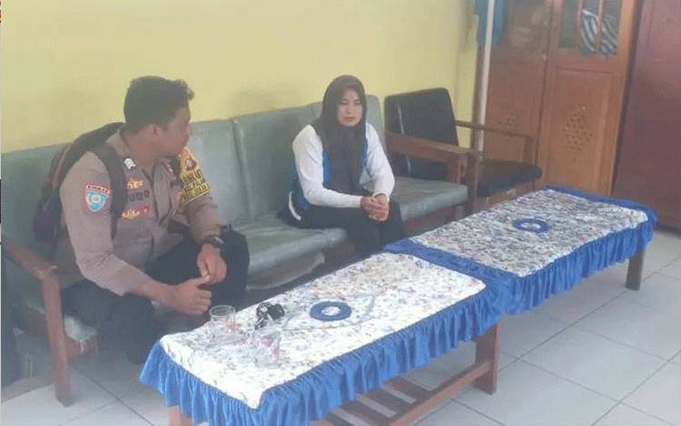 Bhabinkamtibmas Kelurahan Palangka Brigpol Yudo Winarso saat berkoordinasi dengan pihak sekolah SDN 3 Palangka ( Foto : Polsek Pahandut)