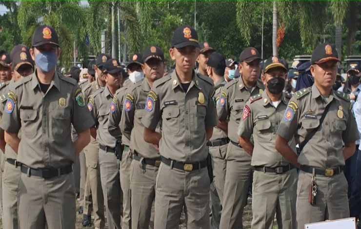 Anggota Satpol PP Palangka Raya mengikuti upacara gabungan. (FOTO: HUMAS)