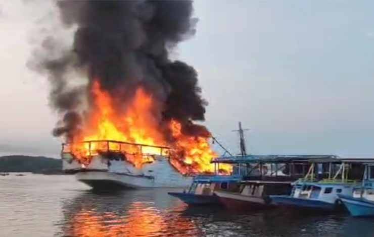 KM Cahaya Mulia 2 Terbakar di Perairan Kumai. (Foto : ISTIMEWA)