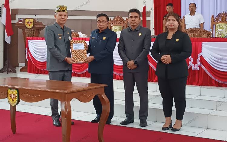 Bupati Gunung Mas Jaya S Monong sampaikan 1 buah raperda kepada DPRD setempat, Senin, 20 November 2023. (FOTO: RISKA YULYANA)