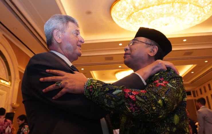 Ketua Umum PBNU Yahya Cholil Staquf (kanan) bersama Duta Besar Palestina untuk Indonesia Zuhair al-Shun (kiri) saat konferensi pers penyelenggaraan R20 International Summit of Religious Authorities (ISORA) di Jakarta, Selasa (21/11/2023). (ANTARA/HO-PBNU)