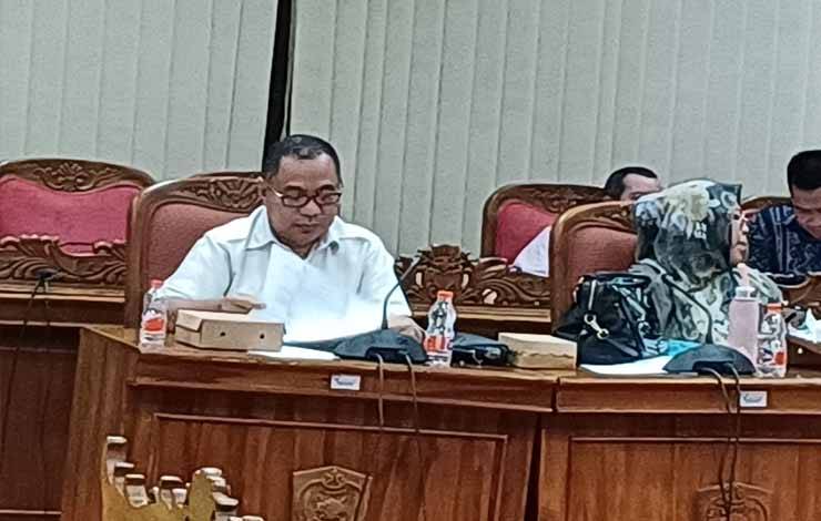 Sekretaris Komisi III DPRD Kotim Sanidin pada Rapat kompilasi penyampaian hasil rapat kerja bersama mitra kerja di Ruang Rapat Paripurna, Selasa, 21 November 2023. (FOTO: DEWIP)