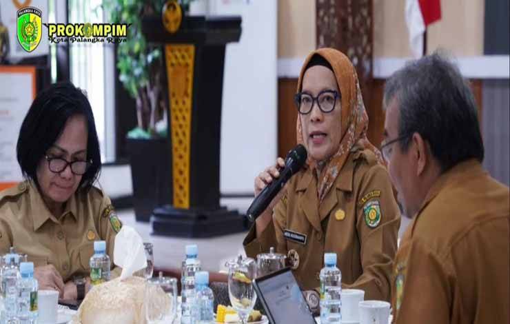 Pj Wali Kota Palangka Raya, Hera Nugrahayu saat mengadakan pertemuan dengan semua Kadis. (FOTO: HUMAS)