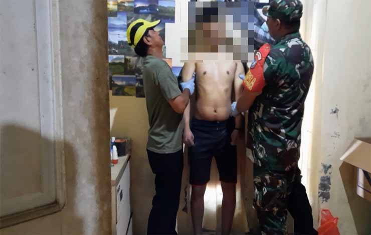 Tim Inafis Polres Kobar dan Babinsa serta warga saat mengevakuasi korban gantung diri di Perum BTN Beringin Rindang. (Foto : DANANG)