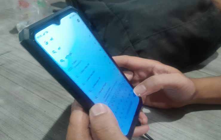 Penggunaan handphone android (Foto: MARINI)
