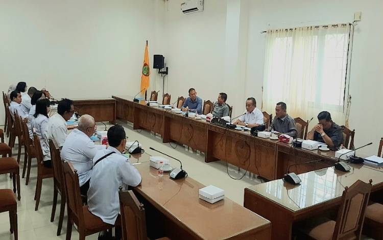 Komisi II DPRD Kalteng ketika menggelar RDP dengan DKP Kalteng dalam rangka menggali informasi terkait upaya meningkagatkan ketahanan pangan daerah Kalteng. (FOTO: DONNY D)