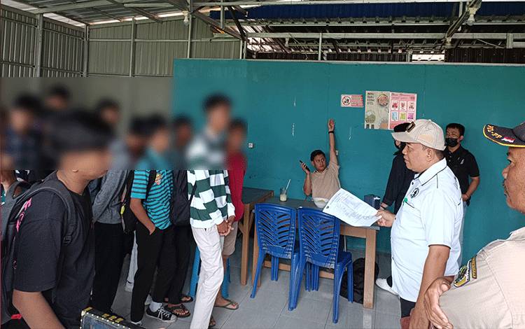 Anggota Satpol PP saat mendatangi puluhan pelajar nongkrong di Kafe. (FOTO: HENDRI)