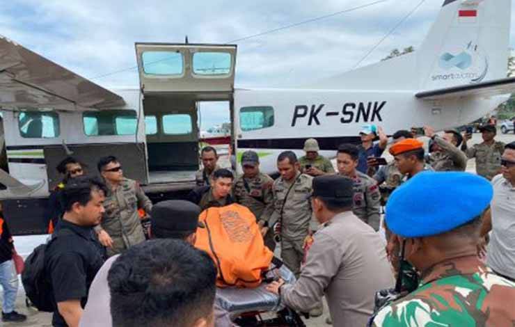 Jenazah korban penembakan di Papua saat dinaikan ke atas pesawat. ANTARA/Ho