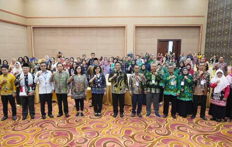 Foto bersama saat rangkaian Rapat Koordinasi Daerah (Rakorda) Pemberdayaan Perempuan, Perlindungan Anak, Pengendalian Penduduk, dan Keluarga Berencana Provinsi Kalteng, yang diselenggarakan di Ballroom Seruyan 1, M Bahalap Hotel Palangka Raya. (FOTO:DUAN)