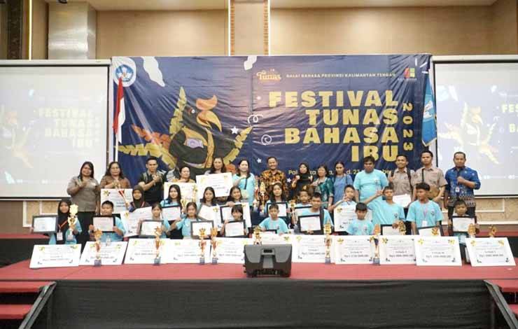 Pemenang dari berbagai lomba yang dilaksanakan dalam Festival Tunas Bahasa Ibu atau FTBI tingkat Provinsi Kalteng yang ditutup pada Kamis, 23 November 2023.(FOTO: TESTI PRISCILLA)