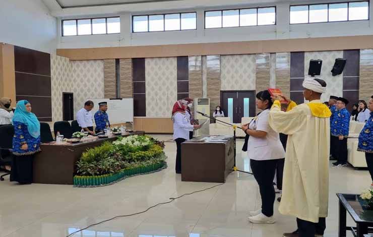 Kepala BKD Provinsi Kalimantan Tengah melantik dan mengambil sumpah janji pejabat fungsional di lingkungan RSUD dr. Doris Sylvanus. (FOTO:MM)