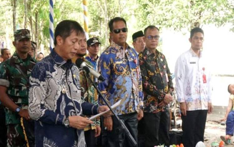 Pj Bupati Barito Utara, Drs Muhlis saat mengukuhkan Kelompok Sadar Wisata (Pokdarwis) Desa Kandui, Gunung Timang.(foto: Dhani)
