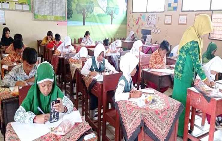 Siswa mengikuti olimpiade matematika dalam rangka memperingati milad ke-28 MIN 5 Kota Palangka Raya. (FOTO: Dokumentasi MIN 5 Palangka Raya)