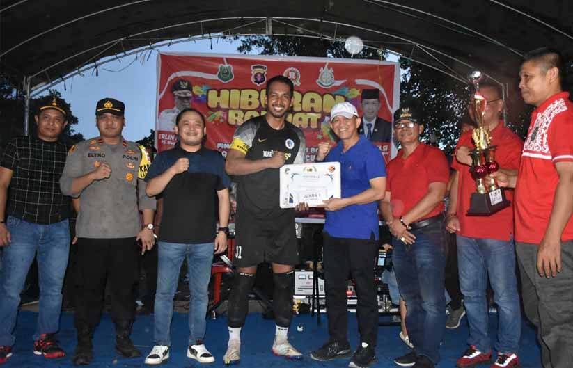 Ketua KONI Kapuas, Septedy saat serahkan piagam dan piala kepada juara Turnamen sepak bola Pj Bupati Cup 2023 di Kecamatan Kapuas Murung. (FOTO: IST)