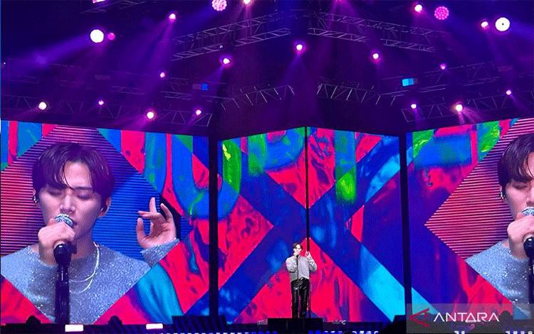 Aktor sekaligus musisi Lee Junho saat tampil di acara jumpa penggemar perdananya "Junho The Moment" di ICE BSD, Tangerang Selatan, Sabtu (25/11/2023). (ANTARA/Vinny Shoffa Salma)