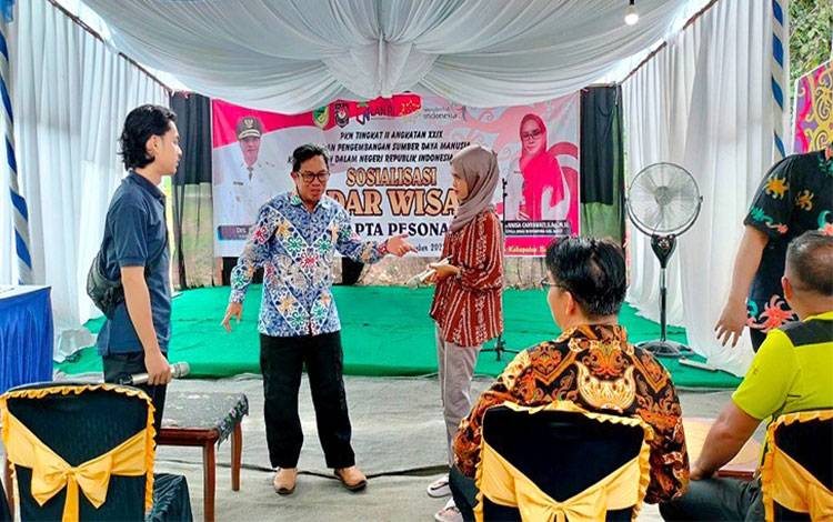 Dinas Kebudayaan, Pariwisata, Kepemudaan dan Olahraga Barito Utara saat melaksanakan sosialisasi Sadar Wisata yang diikuti oleh seluruh anggota pengurus Pokdarwis serta kepala desa setempat beserta jajaran disalah satu desa di Barito Utara.(foto: Dhani)