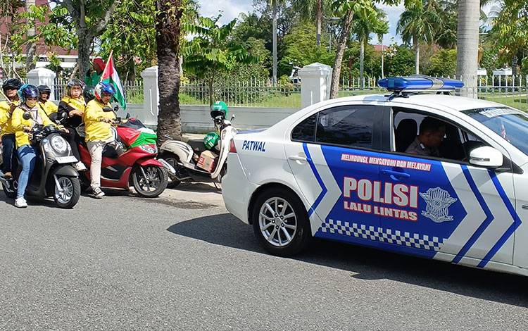 Mobil unit regident Satlantas Polresta Palangka Raya saat mengawal aksi konvoi aksi solidaritas Palestina (Foto : Pathur)