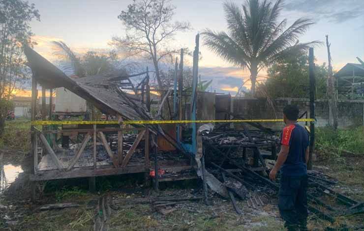 Anggota DPKP Palangka Raya saat mengecek kondisi pondok terbakar (Foto : Pathur)