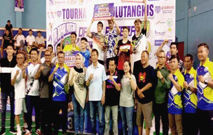 Pj Bupati Barito Utara, Muhlis bersama Pj Sekda, Pj Ketua TP PKK, Wakil Ketua I DPRD dan anggota DPRD, unsur FKPD, Ketua Pengadilan Agama dan undangan lainnya foto bersama para juara turnamen Dayak Putra Open 2023 pada penutupan, di GOR Panglima Batur Muara Teweh, Senin malam 27 November 2023.(foto: Dhani)
