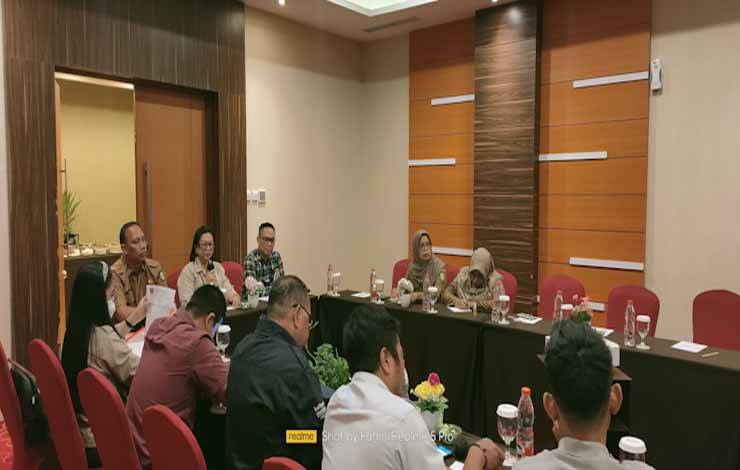 DPMPTSP Provinsi Kalteng saat memberikan layanan penyelesaian masalah OSS-RBA kepada para pelaku usaha, bertempat di Ruang Pertemuan Hotel Aquarius, Sampit.?Rabu, 29 November 2023 (Foto:Istimewa)
