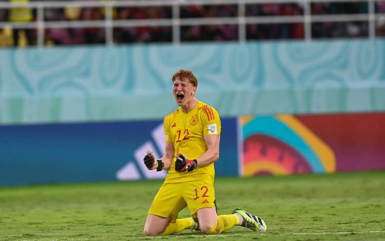 Penjaga gawang Timnas Jerman Konstantin Heide berselebrasi usai rekannya berhasil mencetak gol ke gawang Timnas Argentina pada pertandingan semi final Piala Dunia U-17 2023 di Stadion Manahan, Solo, Jawa Tengah, Selasa (28/11/2023). Timnas Jerman menang atas Argentina lewat adul pinalti dengan skor 4-2. ANTARA FOTO/Mohammad Ayudha/foc.