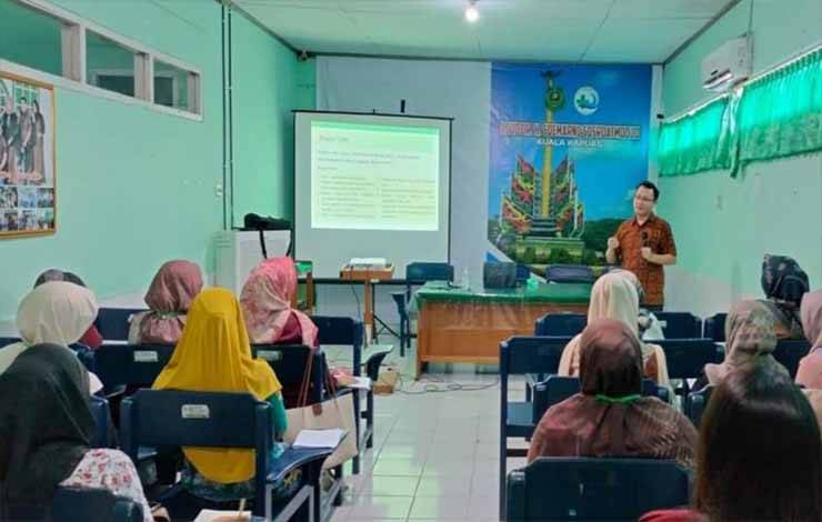 Suasana saat kegiatan OJT pelayanan kesehatan ibu dan bayi, bertempat di Aula RSUD dr H Soemarno Sosroatmodjo Kuala Kapuas. (FOTO: IST)