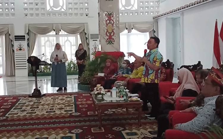 Gubernur Kalteng, Sugianto Sabran dalam kegiatan Silaturahmi dan Dialog Pendidikan bersama Siswa/Siswi Perwakilan SMA Se-Kalteng, di Istana Isen Mulang Palangka Raya pada Kamis, 30 November 2023. (FOTO: TESTI PRISCILLA)