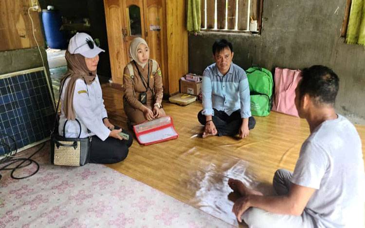 Anggota DPRD Kota Palangka Raya, Jhony AS Putra saat mendata warga tidak mampu lansia dan disabilitas. (FOTO: HENDRI)?