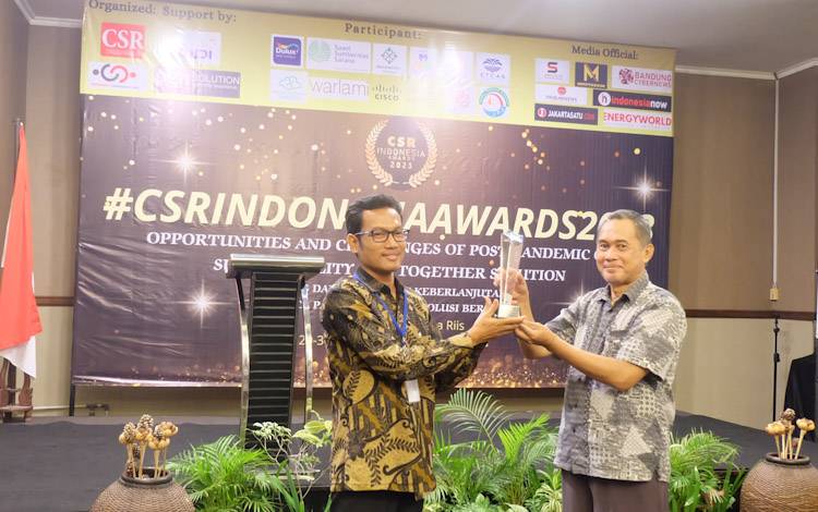Manager. CSR PT. SSMS Tbk Abdur Rohman saat mewakili perusahaan menerima penghargaan Kegiatan CSR Indonesia Awards skala Nasional Tahun 2023 yang digelar di Yogyakarta 29 - 30 November 2023. CSR PT. SSMS, Tbk meraih penghargaan kategori GOLD - Gerak Mandiri Siaga