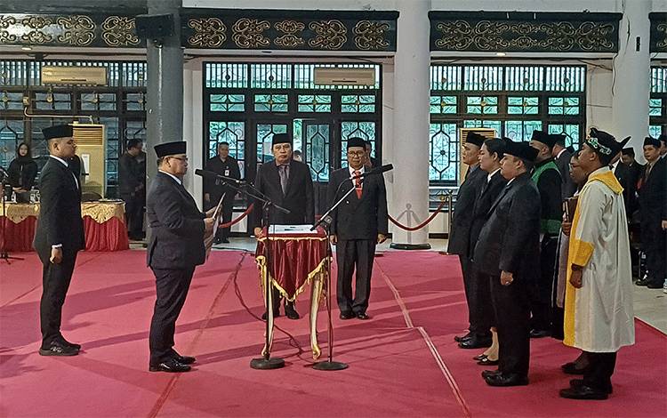 Pelantikan sejumlah pejabat yang terkena rotasi, mutasi dan promosi oleh Bupati Kotawaringin Timur Halikinnor, Jumat, 1 Desember 2023. (FOTO: DEWIP)?
