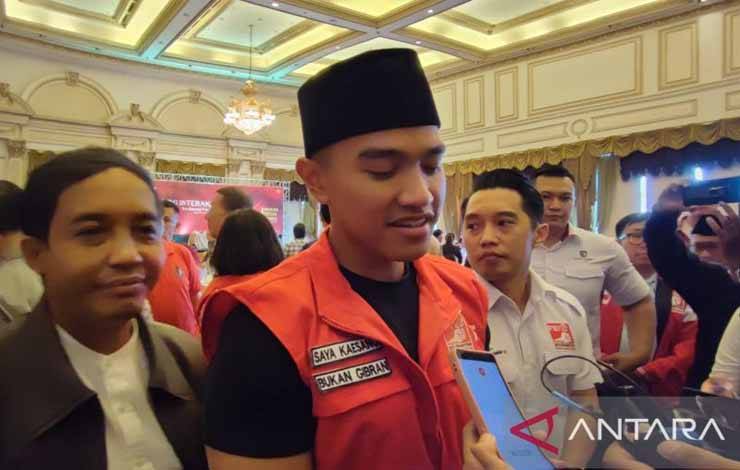 Ketua Umum DPP Partai Solidaritas Indonesia (PSI) Kaesang Pangarep memberikan keterangan pers usai dialog interaktif bersama para pendeta di Surabaya, Jawa Timur, Sabtu (2/12/2023). ANTARA/Syaiful Hakim