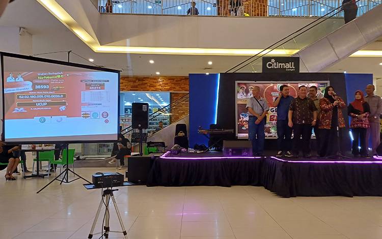 Bupati Kotawaringin Timur Halikinnor beserta jajarannya saat mengundi NOP pada Gebyar undian PBB-P2, Sabtu, 2 Desember 2023. (FOTO: DEWIP)