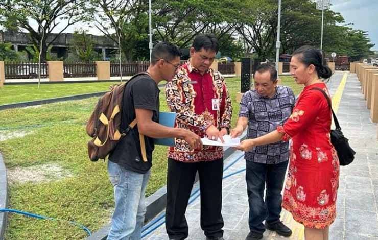 Kepala Dinas PUPR Provinsi Kalteng Shalahuddin bersama rekan kerjanya Dinas PUPR Provinsi Kalteng, saat melaksanakan peninjauan proyek pembangunan (Foto:Istimewa)