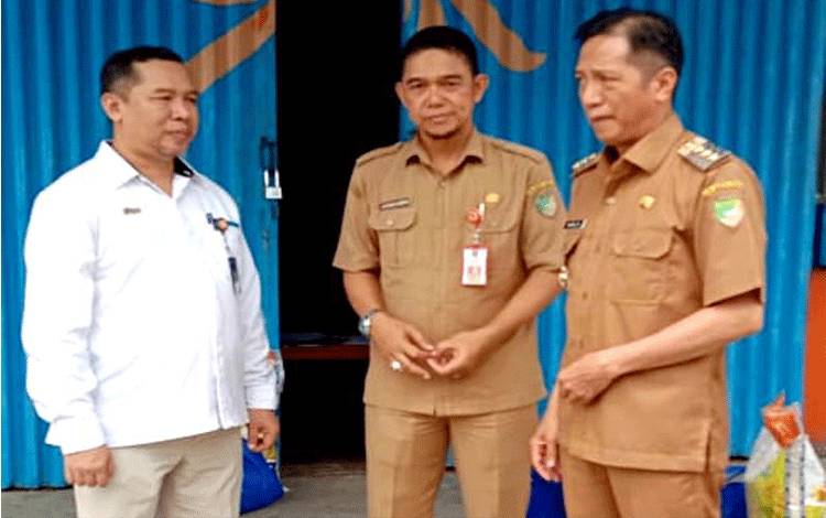 Pj Bupati Barito Utara, Drs Muhlis bersama Kepala Perum Bulog Kantor Cabang (KC) Muara Teweh Abdul Mukti dan Kepala Dinas Sosial PMD Barito Utara, Suparmi A Aspian saat berada di gudang bulog usai menyerahkan bantuan kepada warga. (Foto: Dhani)