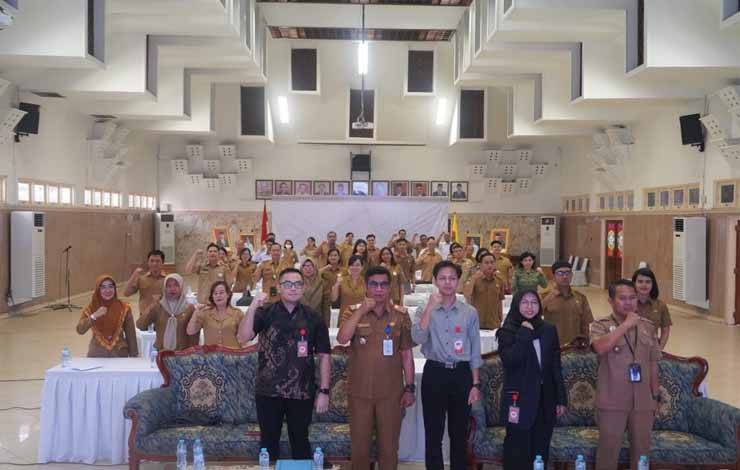 Foto bersama saat rangkaian Bimtek Super Apps Kalteng Berkah di Aula Bappedalitbang Prov. Kalteng, Selasa, 5 Desember 2023. (FOTO: RIZAL)