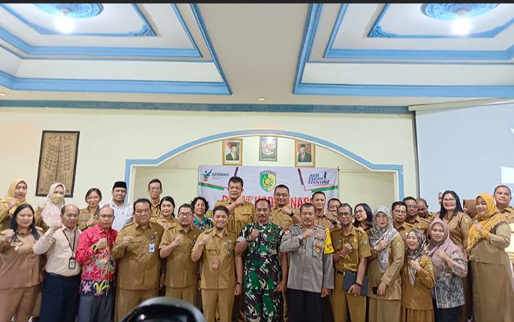 Foto bersama usai pembukaan rakor lintas sektor atasi stunting di Palangka Raya. (FOTO: HENDRI)