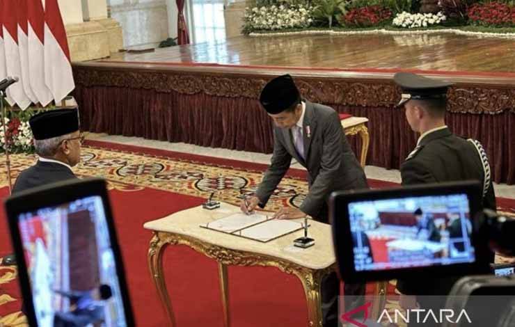 Presiden Jokowi menandatangani berita acara pengangkatan sumpah jabatan Irjen Marthinus Hukom sebagai Kepala Badan Narkotika Nasional (BNN) di Istana Negara Jakarta, Jumat (8/12/2023). (ANTARA/Andi Firdaus).