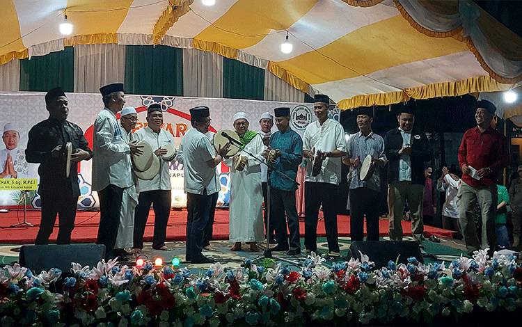 Suasana saat pembukaan Gebyar Gema Sholawat yang digelar PHBI Kapuas, bertempat di Lapangan Bukit Ngalangkang, Jumat malam, 8 Desember 2023. (FOTO: DODI)