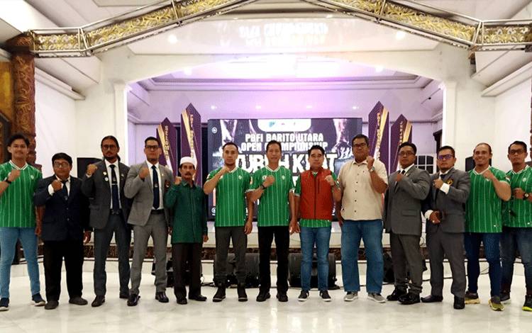 Ketua PBFI Barito Utara, H Parmana Setiawan bersama para juri, mewakili Ketua KONI dan Kadis Budparpora dan lainnya foto bersama Pj Bupati Barito Utara Muhlis usai pembukaan PBFI Batara Open Championship 2023, di gedung Balai Antang Muara Teweh, Sabtu 9 Desember 2023. (foto: Dhani)