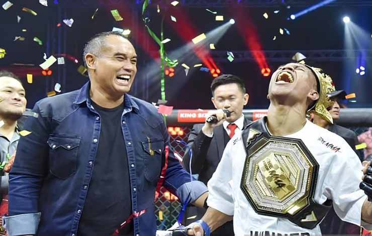 Petarung Mixed Martial Arts (MMA) Lipin Sitorus (kanan) saat dikalungkan gelar juara kelas bulu oleh Ketua Umum KOBI Ardie Bakrie (kiri) dalam gelaran One Pride MMA 75 yang berlangsung di Tennis Indoor Senayan, Jakarta, Sabtu (9/12/2023).(ANTARA/HO-One Pride MMA)