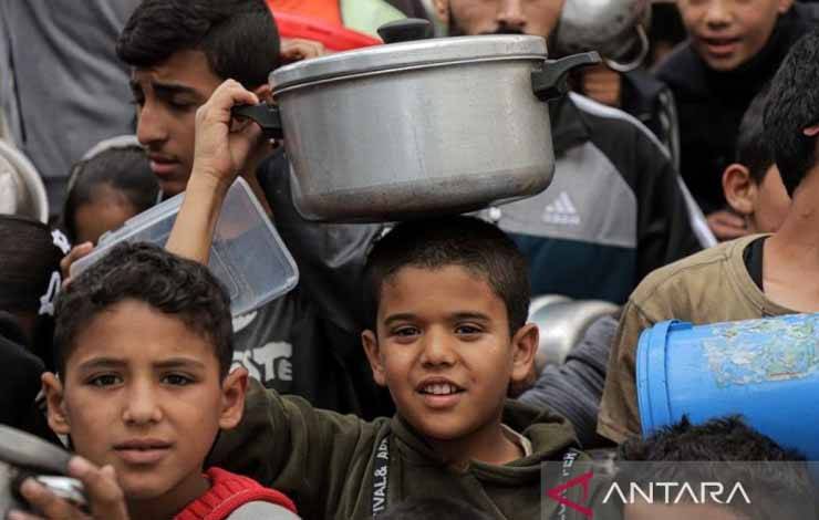 Seorang pengungsi anak terlihat di tempat penampungan sementara di Kota Khan Younis, Jalur Gaza selatan, pada 13 November 2023. (ANTARA/Xinhua/Rizek Abdeljawad.) (ANTARA/Xinhua/Rizek Abdeljawad.)