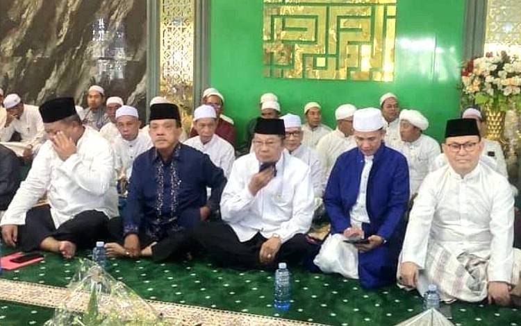 Wakil Ketua I DPRD Kalteng, Abdul Razak (dua dari kiri, didepan) ketika menghadiri peresmian Ponpes Tanwirul Muslimin Palangka Raya. (FOTO: DOK ABDUL RAZAK)?
