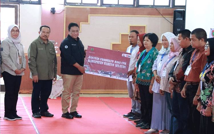 Wakil Gubernur Kalteng H. Edy Pratowo saat menyerahkan bantuan secara simbolis. (FOTO:ASEP/RIZALDI)