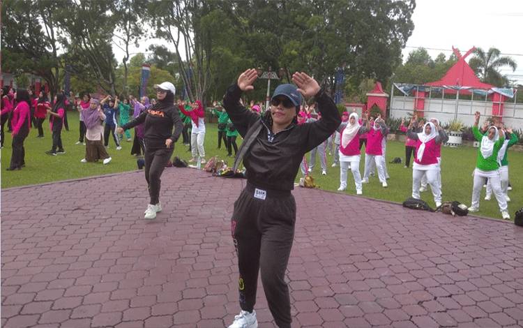 GOW Kobar gelar senam bersama.