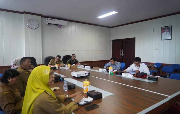 Staf Ahli Gubernur Kalteng Bidang Ekonomi, Keuangan, dan Pembangunan Yuas Elko bersama leading sektor terkait saat menghadiri rakor secara virtual. (FOTO:RIZALDI)