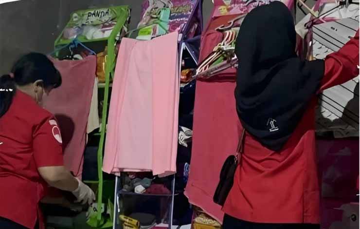Petugas saat melakukan razia di blok hunian WBP Lapas Perempuan Kelas IIA Palangka Raya (Foto : IST)