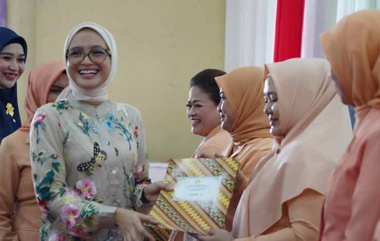 Penyerahan Penghargaan oleh Ketua TP PKK Provinsi Kalteng kepada DWP lingkup Provinsi Kalteng. (FOTO: TOMY/ABDAN)